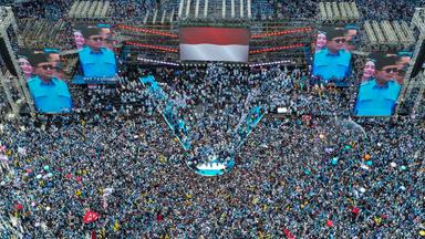 Decenas de miles de personas acudieron a Yakarta para asistir al mitin de campaña del candidato presidencial indonesio Prabowo Subianto.