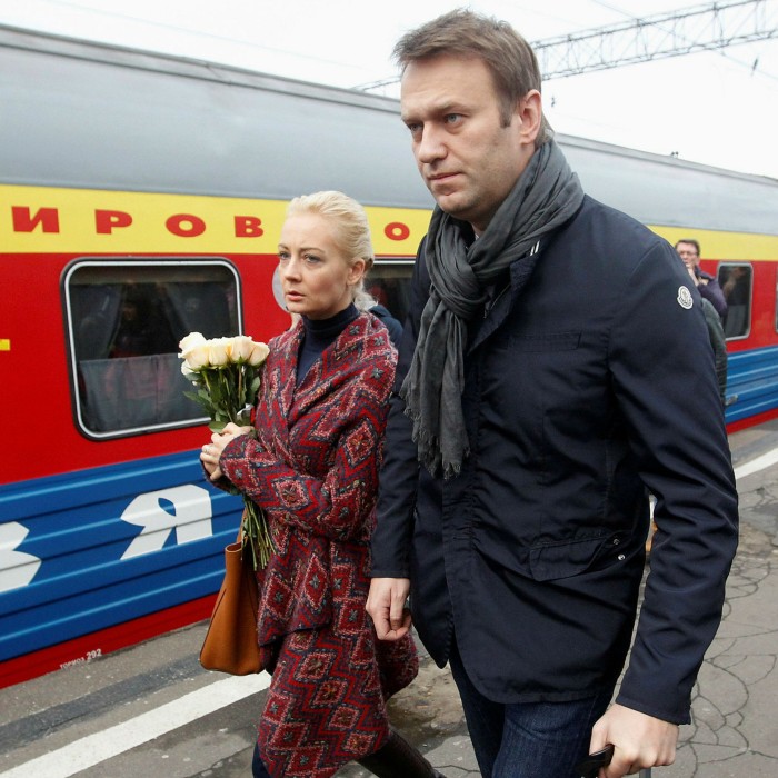 Navalny y su esposa Yulia llegan a la estación de tren de Moscú desde Kirov en octubre de 2013.