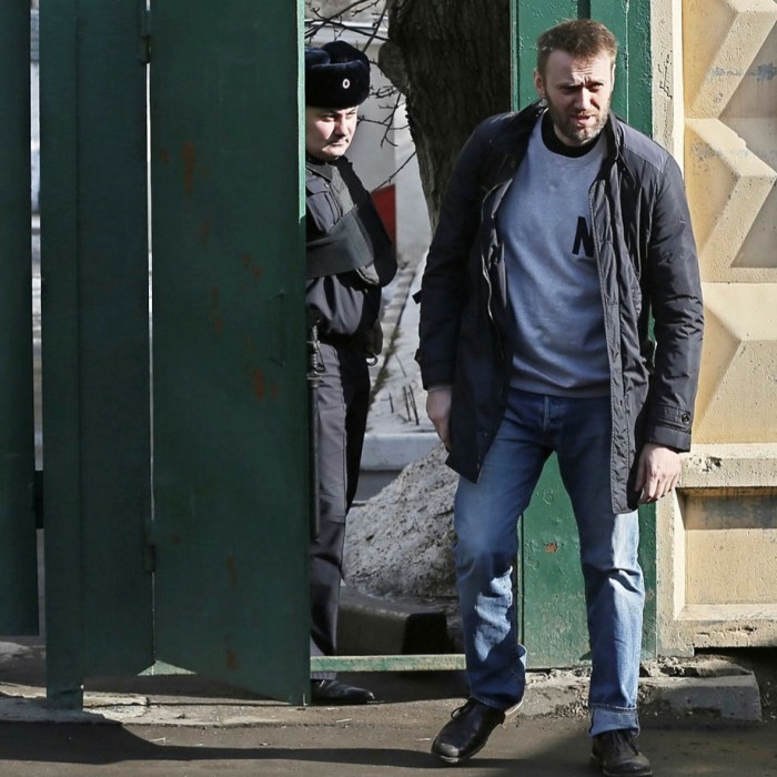 Navalny sale de un centro de detención en Moscú en marzo de 2015