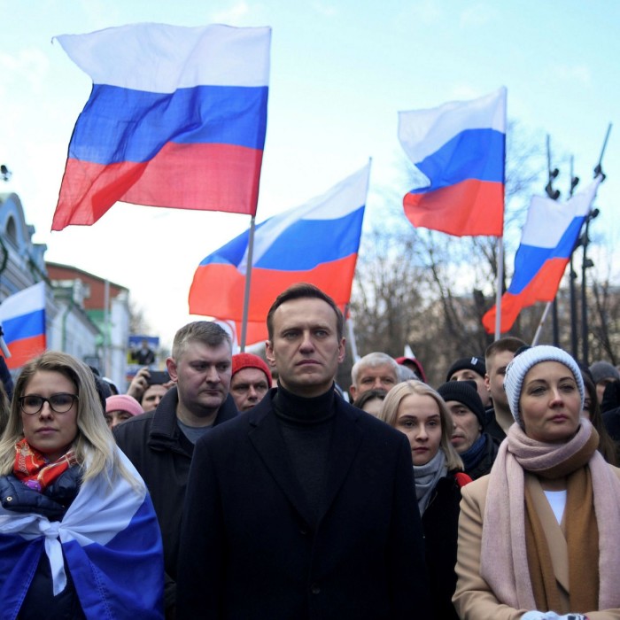 Navalny, su esposa Yulia, el político opositor Lyubov Sobol y otros manifestantes marchan en Moscú en febrero de 2020.