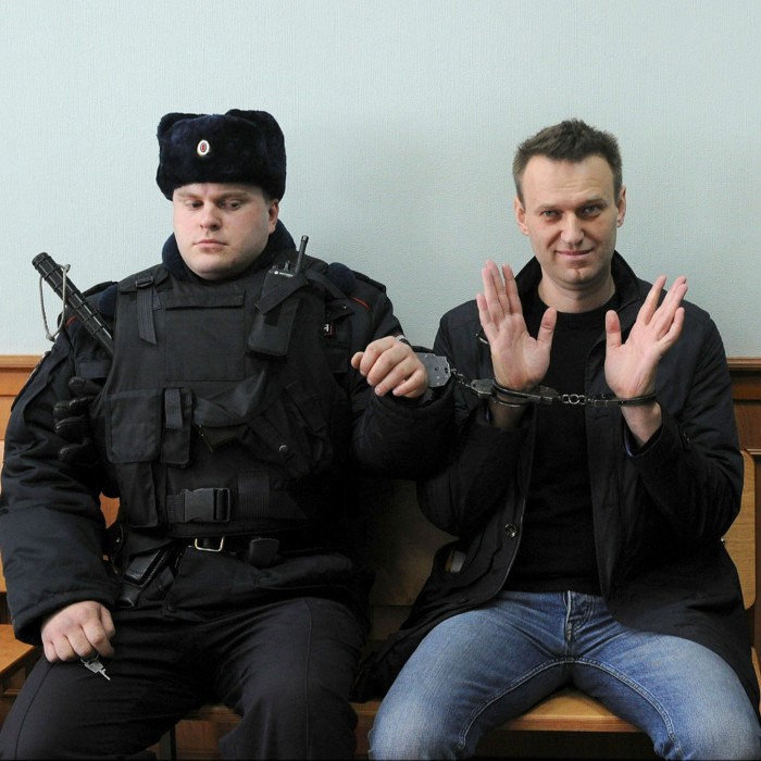 Navalny, a la derecha, asiste a una audiencia judicial en Moscú