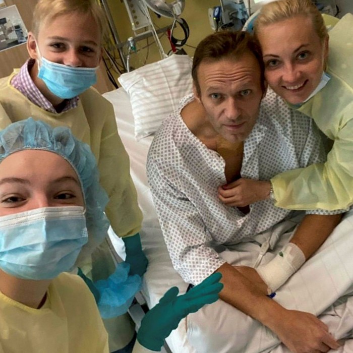 Alexei Navalny y su esposa Yulia, su hija Daria y su hijo Zakhar, fotografiados en un hospital de Berlín, Alemania