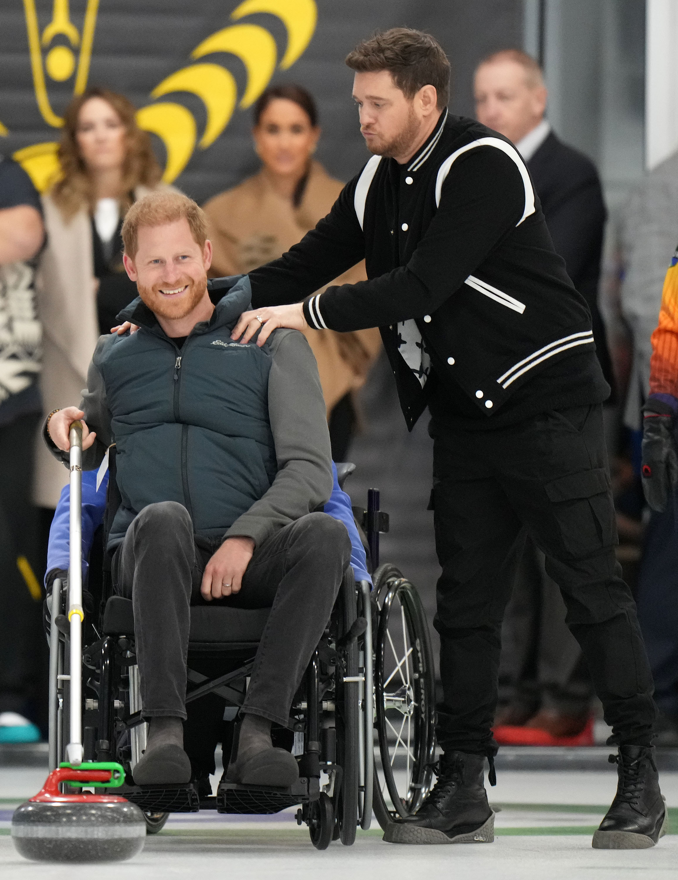 El príncipe Harry era todo sonrisas mientras intentaba hacer curling con Michael Bublé en Canadá hoy.