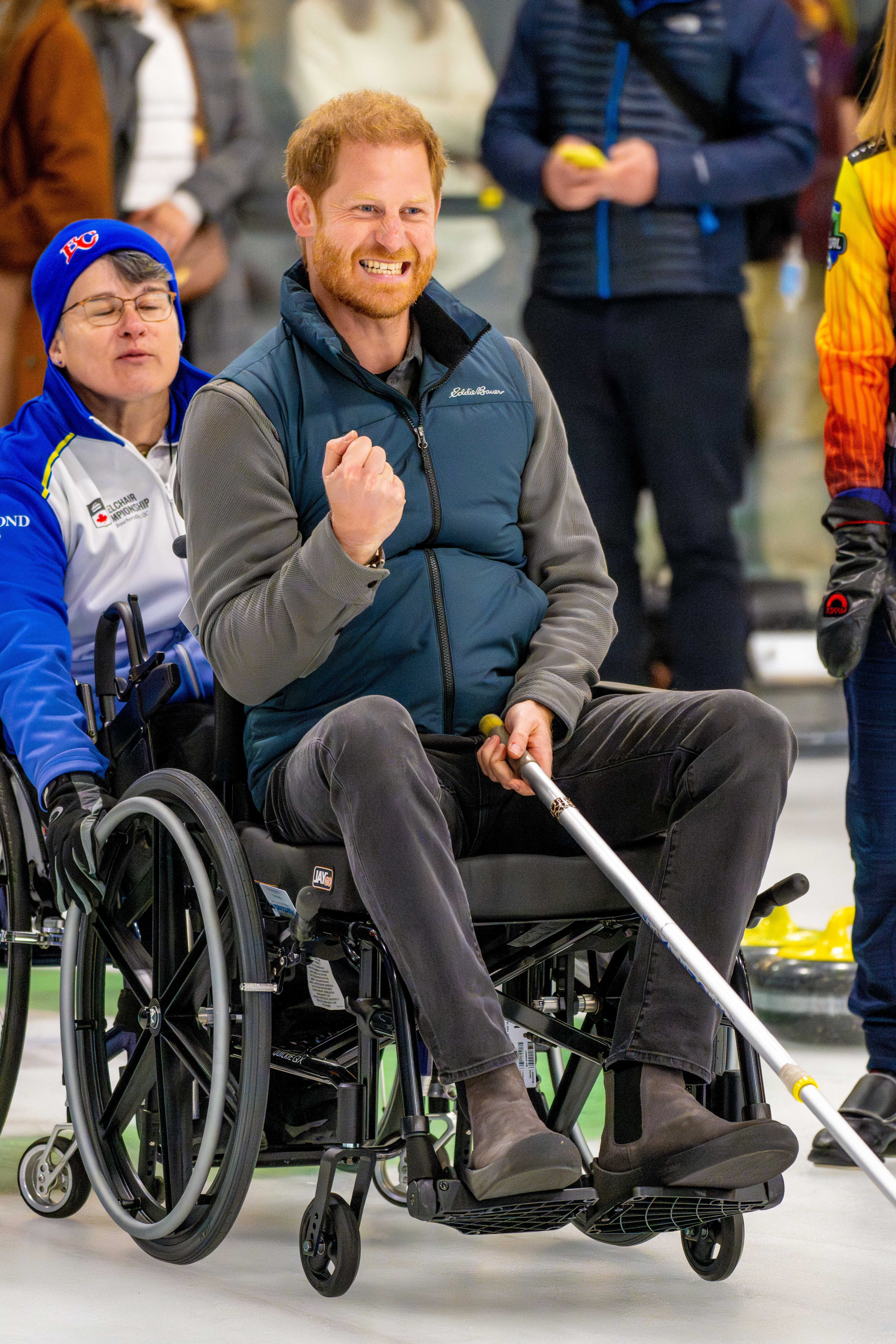 Harry ayer probó suerte con el curling en silla de ruedas