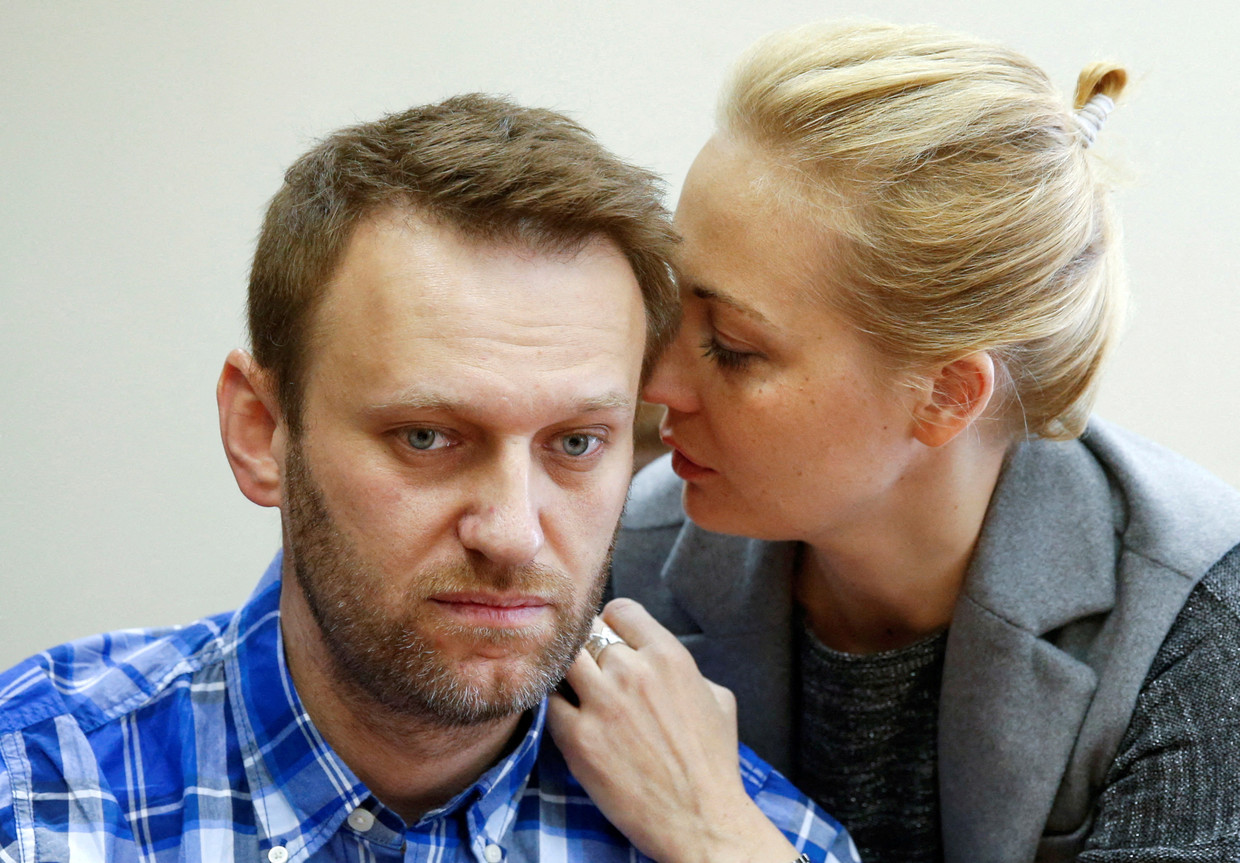 Yulia Navalnaya con su marido Alexsej en el tribunal de Moscú, abril de 2015. Imagen Reuters