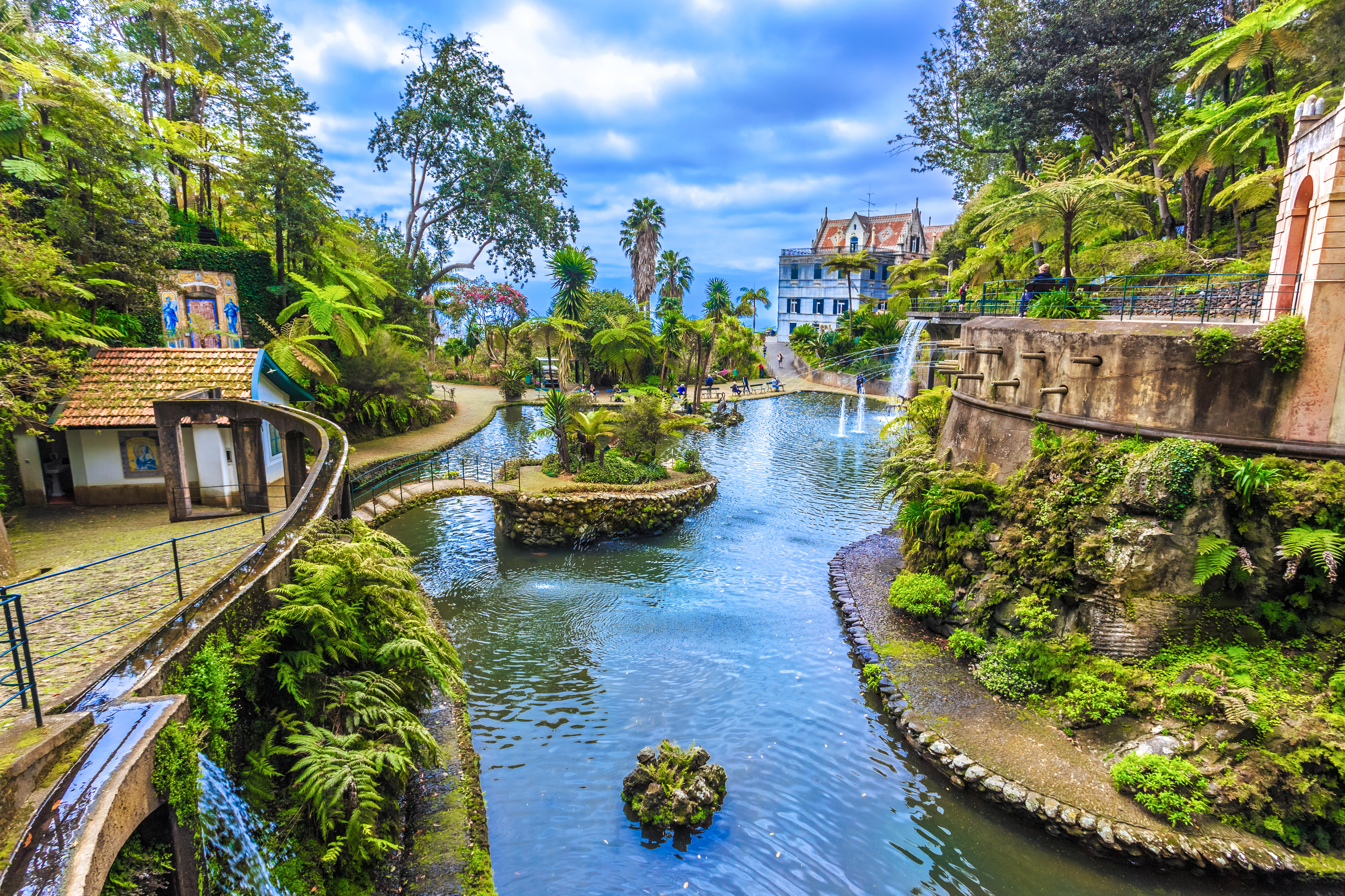 Se puede llegar al Jardín Tropical Monte Palace en el teleférico de Funchal.