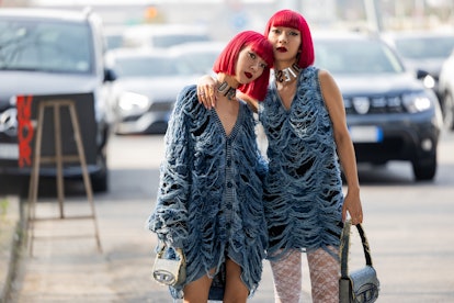 Ami y Aya Amiaya bobs violetas en la Semana de la Moda de Milán Diesel FW 2024