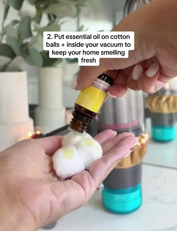 Según Chantel, agregar aceites esenciales a las bolas de algodón es una forma sencilla de hacer que tu hogar huela fresco.