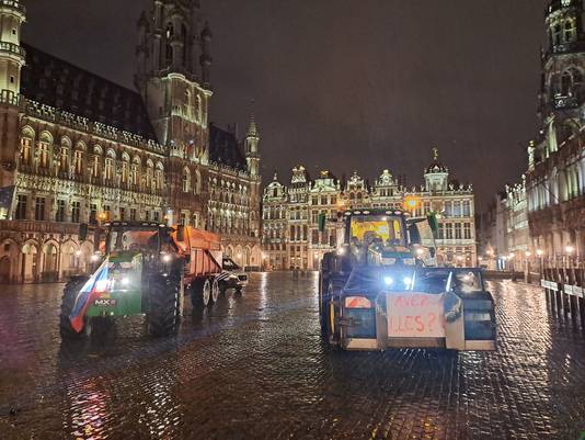 Dos tractores en la Grand Place de Bruselas esta mañana.