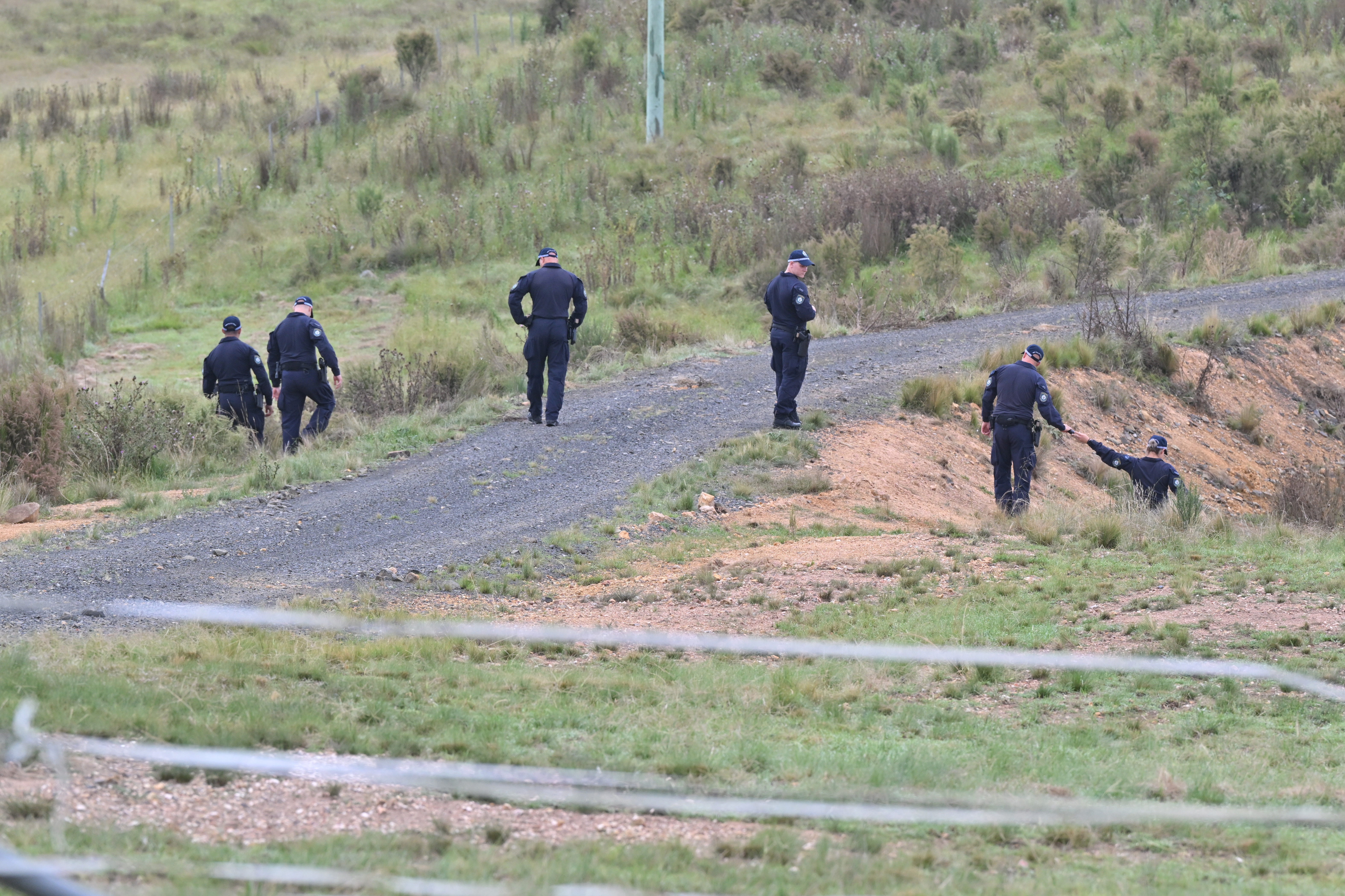 La policía realiza una búsqueda en línea en una propiedad rural en Bungonia, a dos horas de Sydney