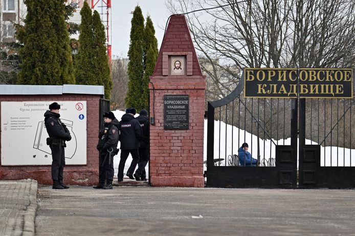 Agentes de policía rusos en la iglesia donde mañana será enterrado Navalny.