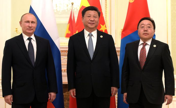 El ex presidente de Mongolia Tsahiagiin Elbegdorzh (derecha) con sus homólogos Vladimir Putin de Rusia y Xi Jinping de China durante una reunión en el Kremlin en 2016.