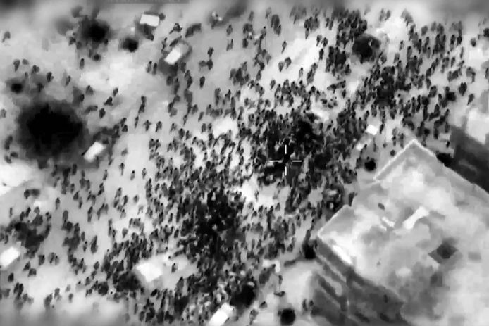 El ejército israelí (FDI) ha publicado imágenes aéreas de la distribución de alimentos.  Las imágenes muestran a cientos de personas reunidas alrededor de camiones.
