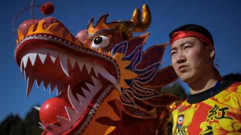 Un bailarín de dragones se prepara para actuar en una feria del templo en el sexto día del Año Nuevo Lunar del Dragón en Beijing.