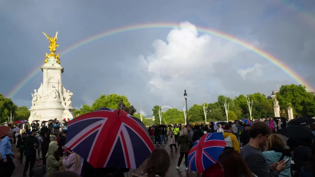 La despedida de los súbditos de la reina Isabel en el Palacio de Buckingham: aparece un arcoíris en el cielo