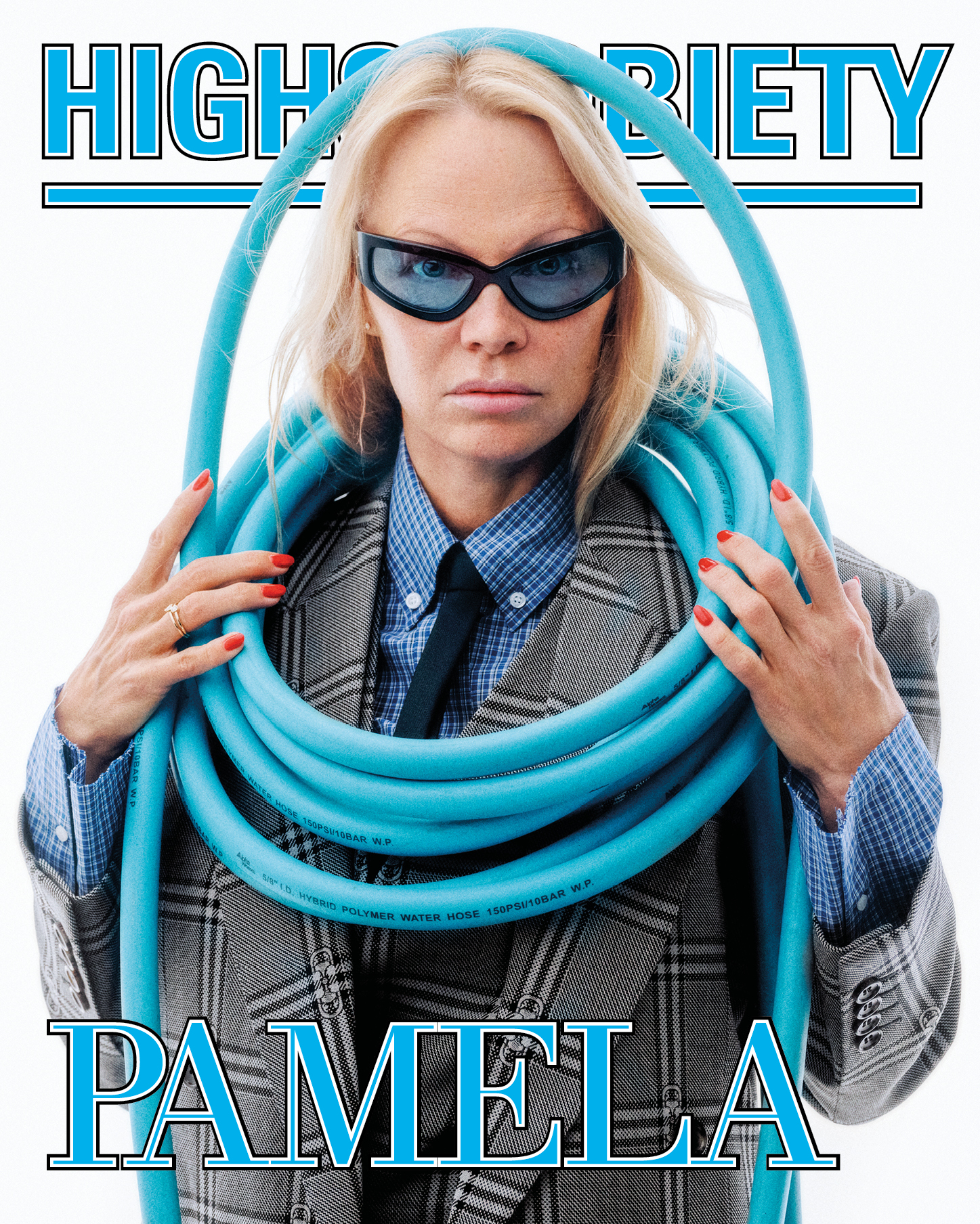 Pammy también se envuelve una manguera azul alrededor del cuello para la portada de la revista Highsnobiety.