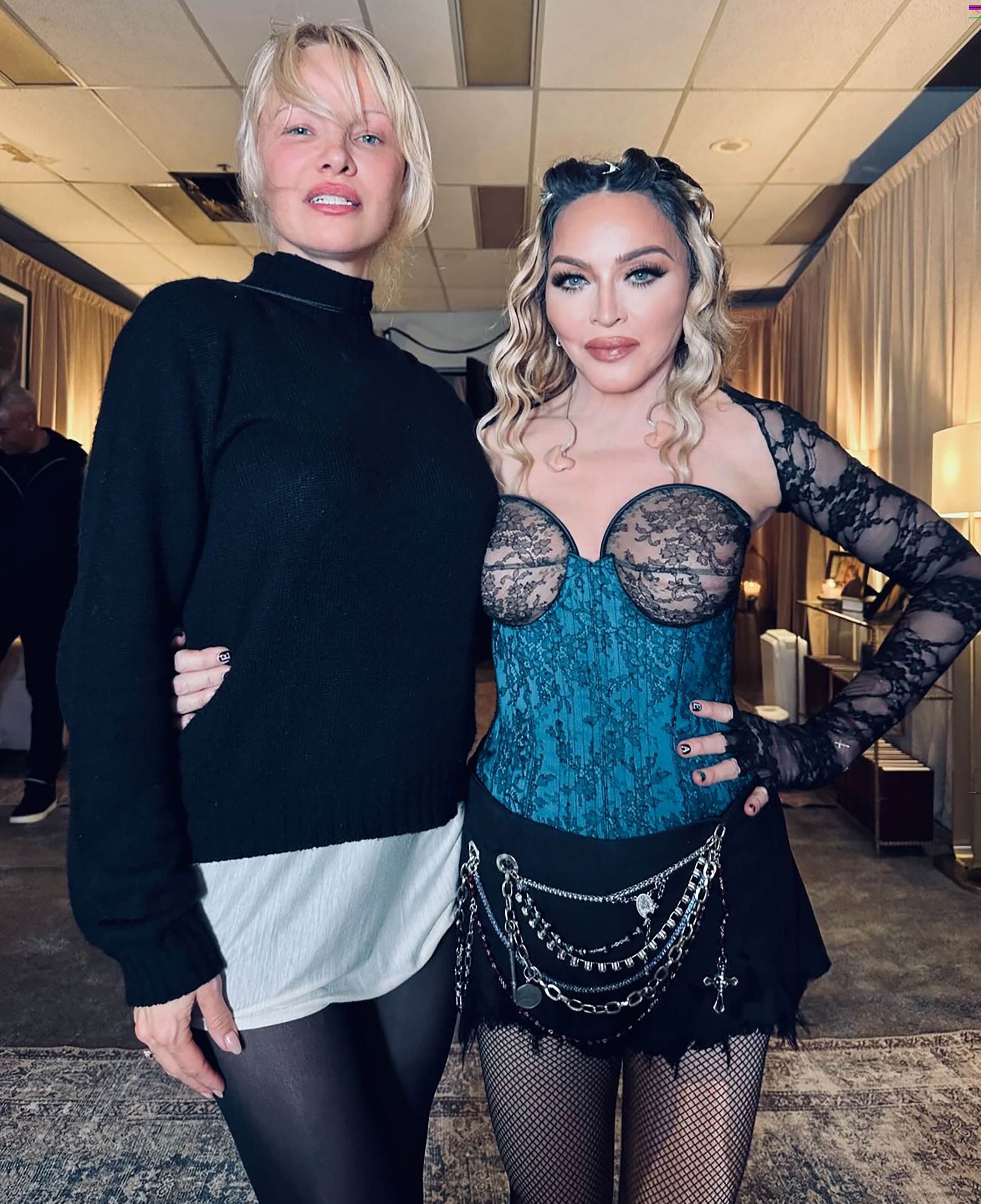 Pam y Madonna fueron fotografiadas detrás del escenario después de formar parejas para juzgar a los bailarines que interpretaban el éxito de 1990 en un concierto.