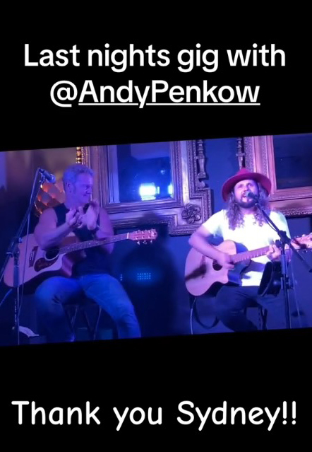Luego, el actor tocó la guitarra para la estrella del country Andy Penkow.