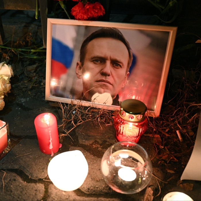 Velas frente a una foto de Alexei Navalny en Ereván, Armenia, el 16 de febrero de 2024.