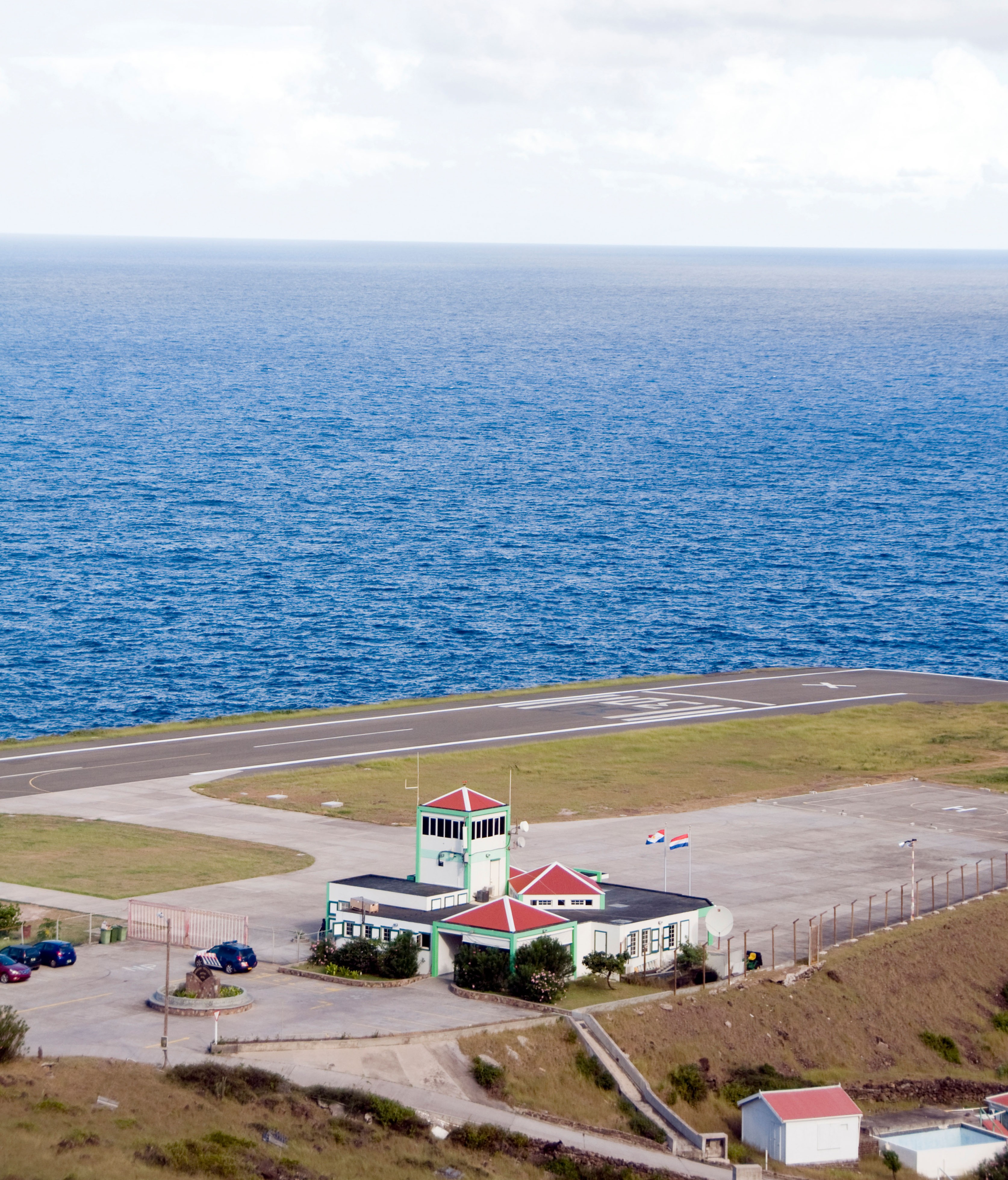 El aeropuerto no se construyó hasta 1963 y ahora sirve como salvavidas para locales y turistas.