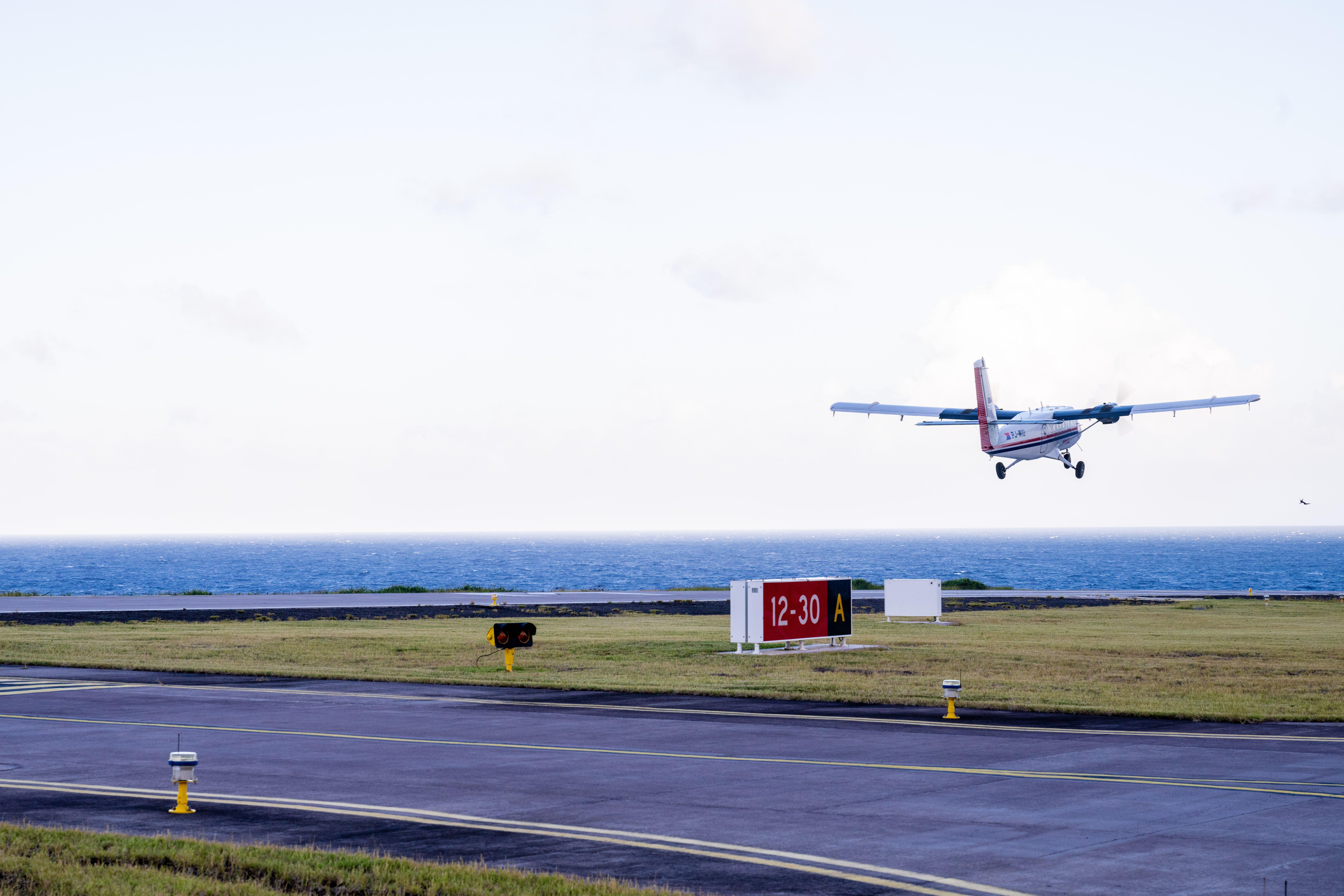 Pequeño avión Winair llegando al aeropuerto, la única aerolínea que opera en la isla