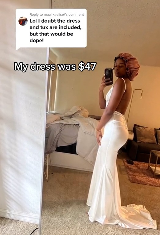 Mostró el vestido de seda sin espalda, largo hasta el suelo, que compró por sólo 47 dólares.