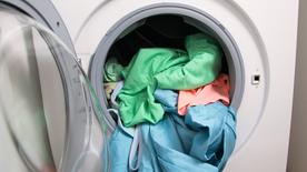 Una lavadora con ropa colorida. 