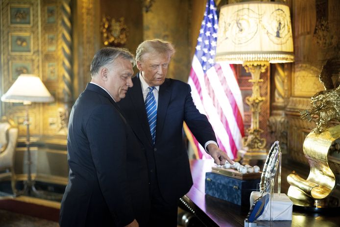 Trump con Orbán antes de su reunión en el resort Mar-a-Lago de Trump en Palm Beach, Florida.