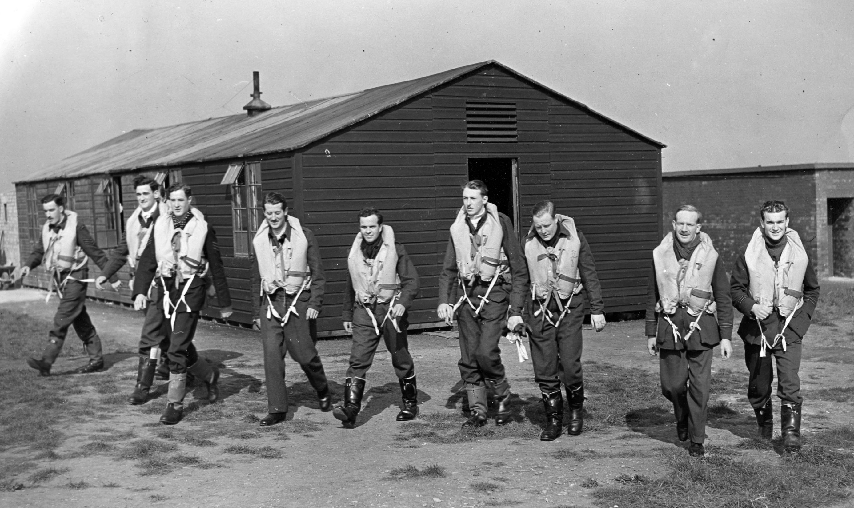 Paddy, extremo derecho, con el escuadrón australiano incluido Bluey Truscott, tercero desde la derecha.