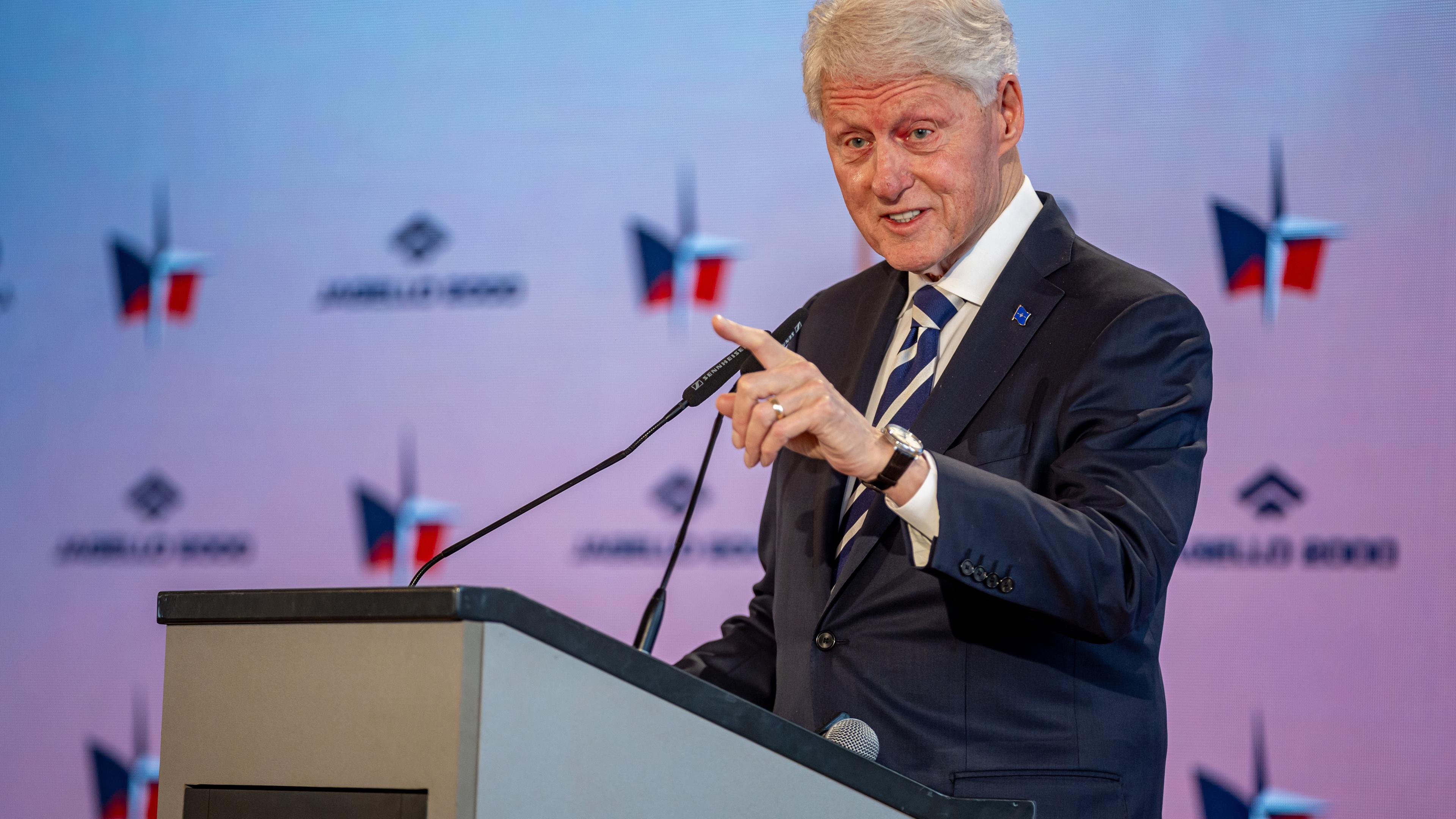 República Checa, Praga: el ex presidente estadounidense Bill Clinton pronuncia un discurso durante la conferencia de seguridad en el Castillo de Praga