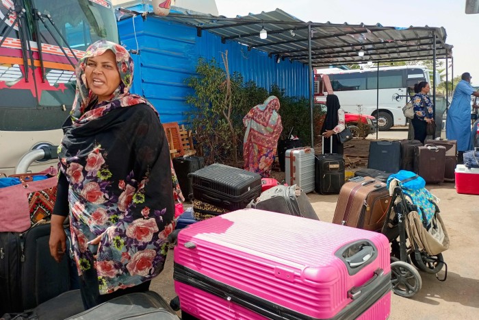 Los pasajeros que huyen de Sudán devastado por la guerra desembarcan en la estación de autobuses de Wadi Karkar, cerca de la ciudad egipcia de Asuán.