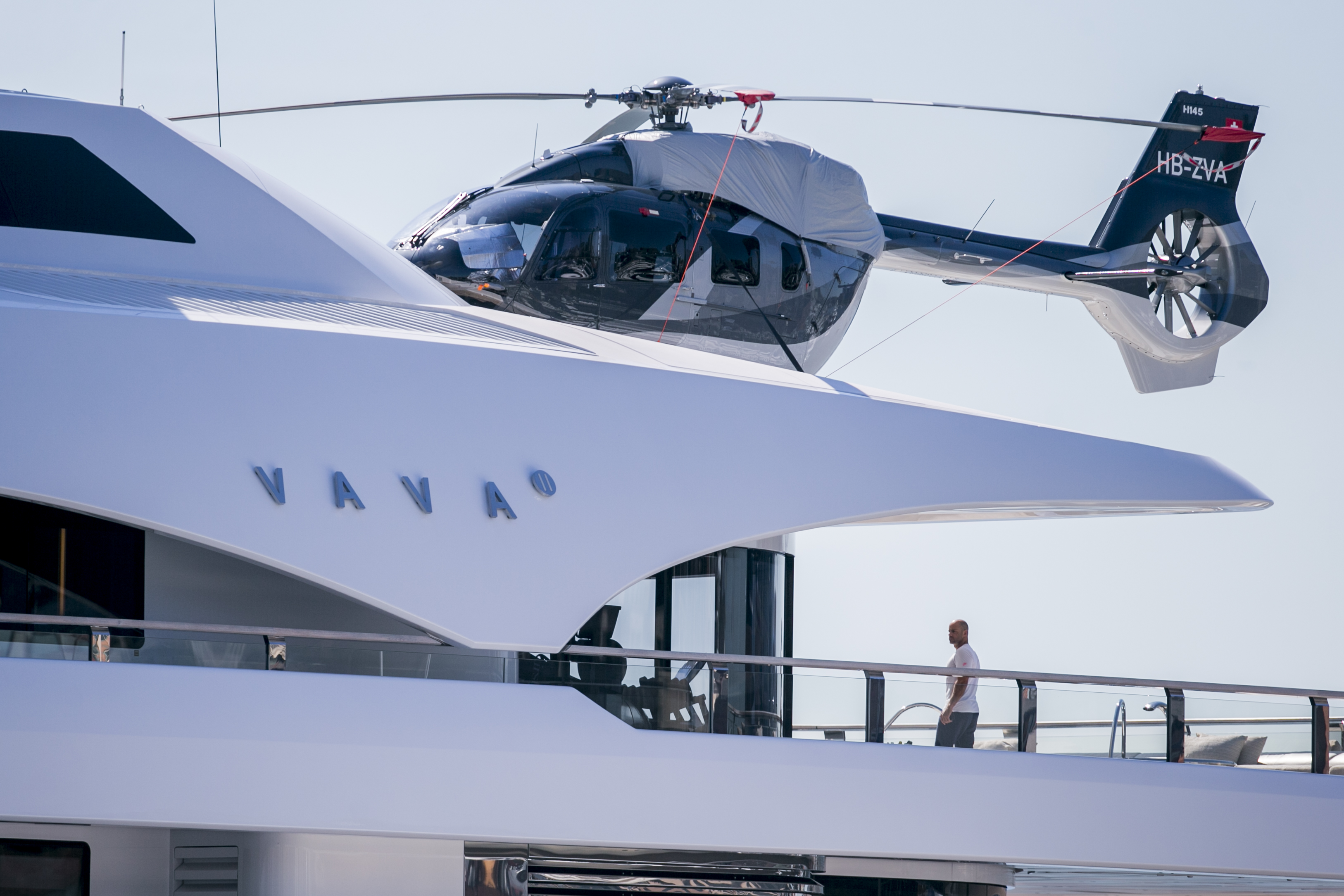 El barco tiene su propio helipuerto, completo con helicóptero.