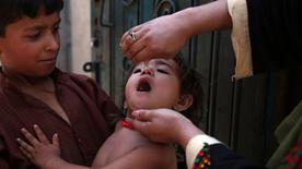 Vacunación de un niño en Afganistán contra la polio.
