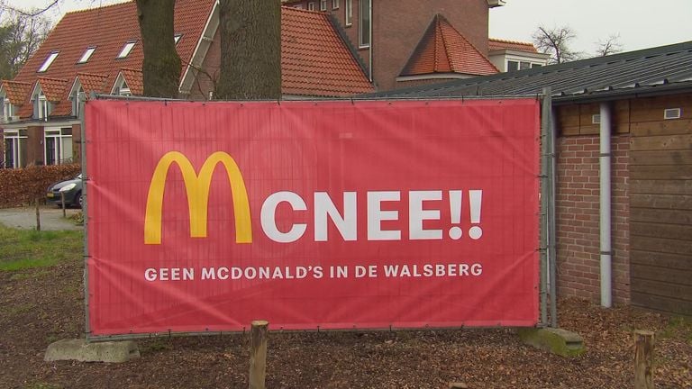 Los residentes colocaron una gran pancarta de protesta en el lugar (foto: Omroep Brabant).