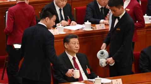 Asistentes reponen las dos tazas de té de Xi