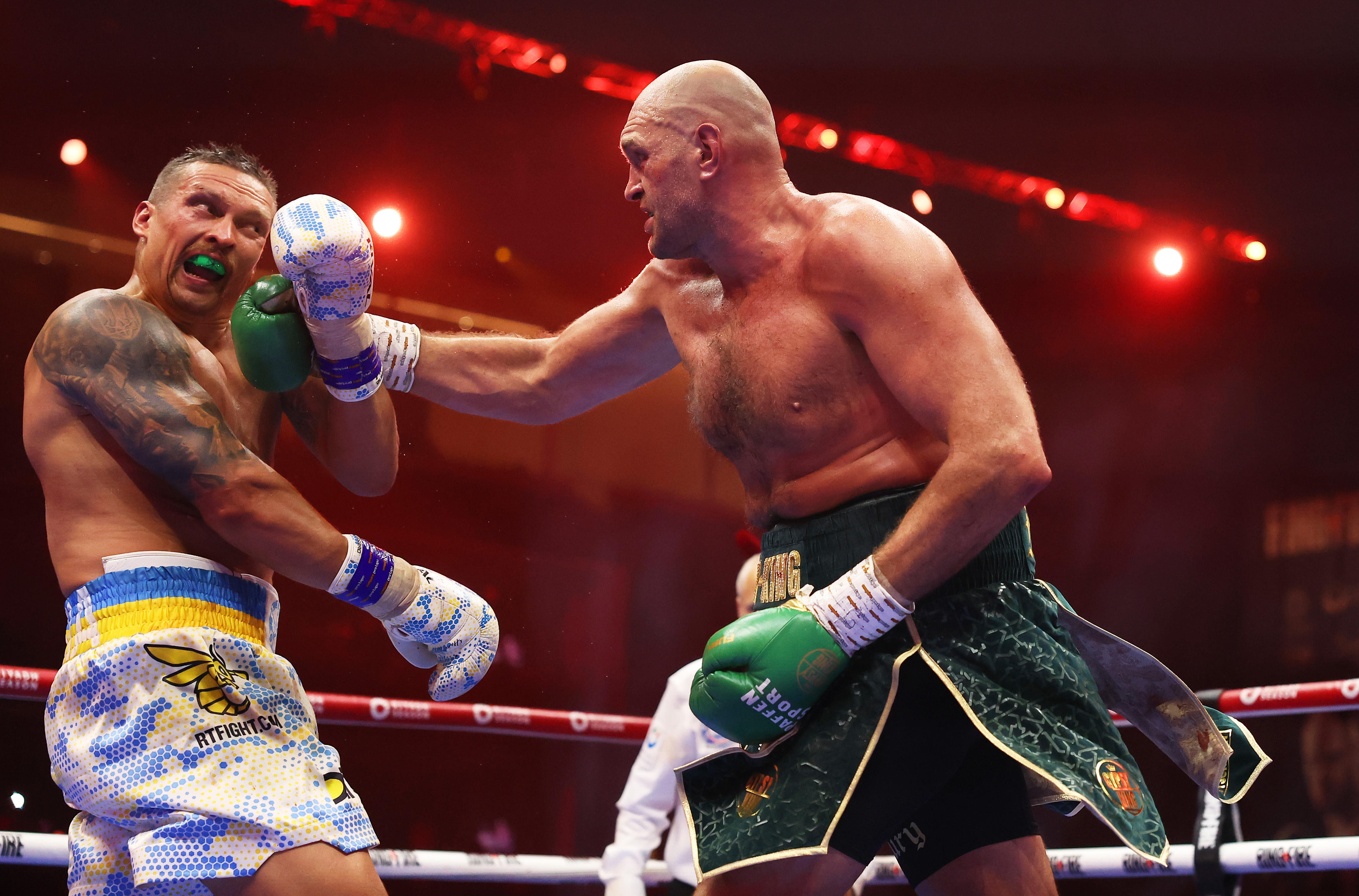 Tyson Fury y Oleksandr Usyk durante la pelea por los títulos de peso pesado indiscutible de la FIB, AMB, CMB, OMB y el 18 de mayo de 2024