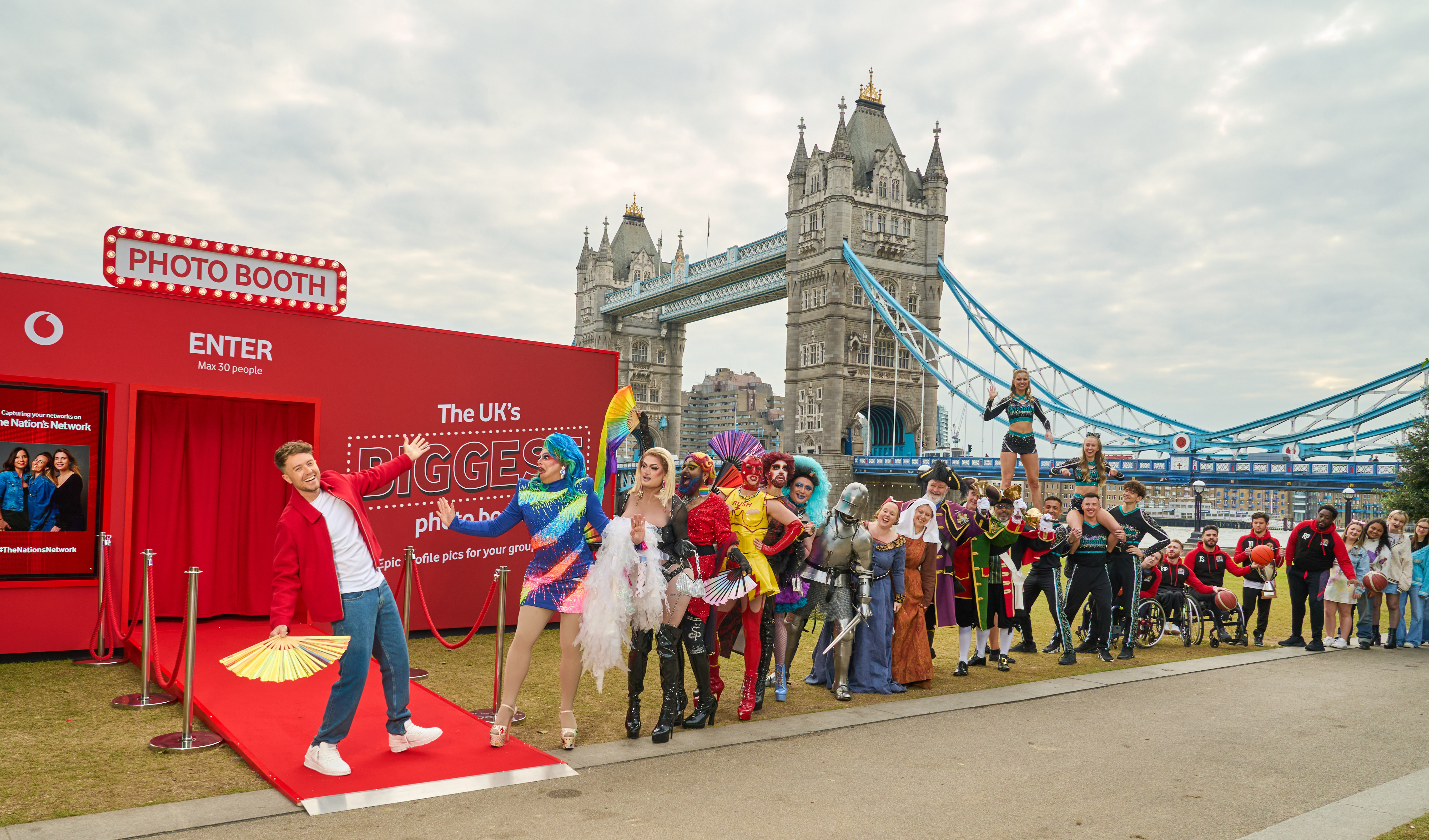 Vodafone presenta el fotomatón más grande del Reino Unido con el locutor Roman Kemp en Londres