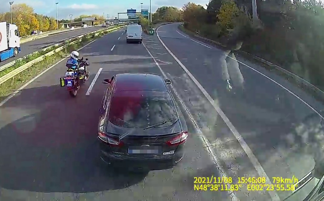 El matón claramente no había visto a la policía en el camino detrás.