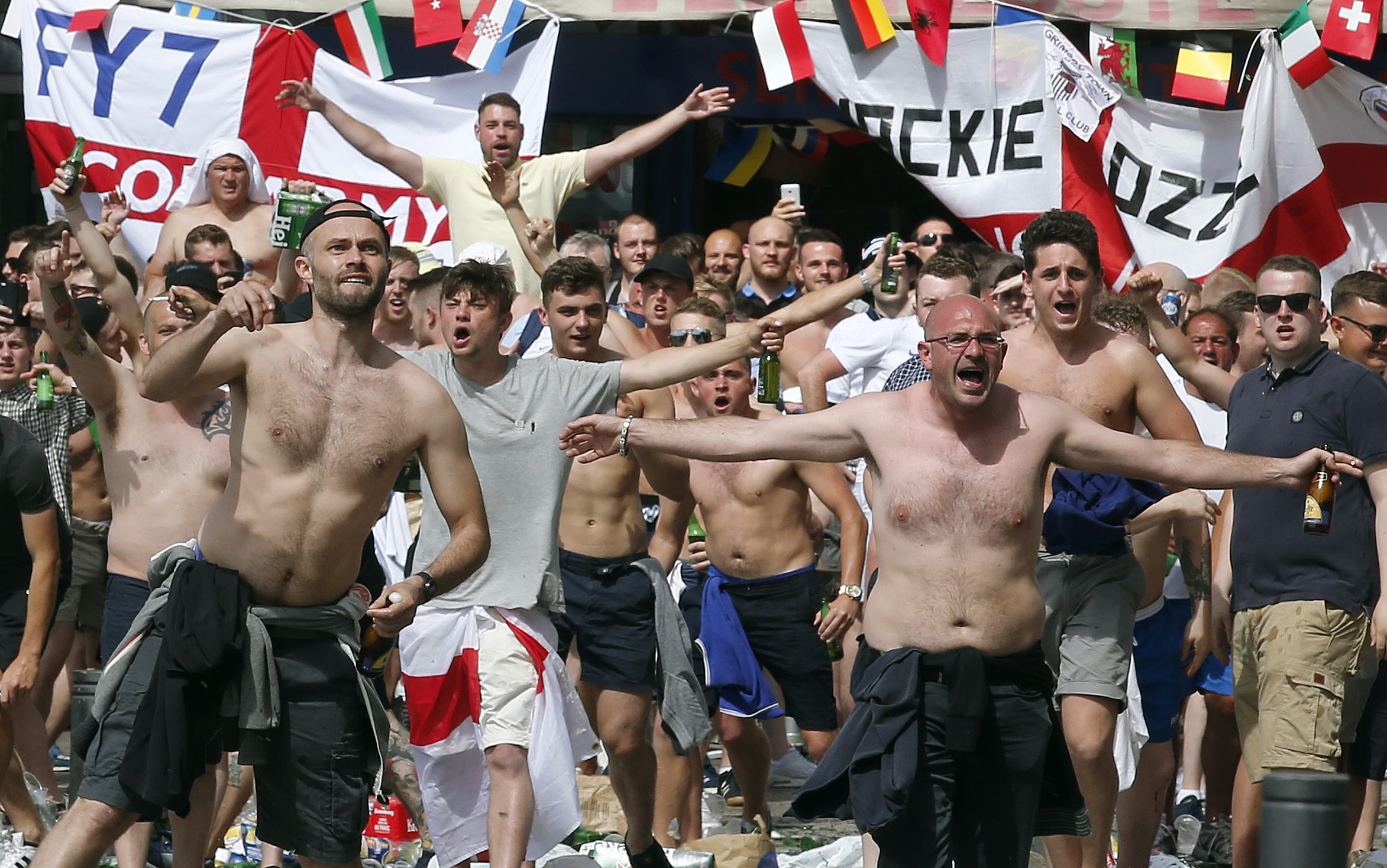 Los aficionados ingleses han sido advertidos de que 500 hooligans serbios planean provocar el caos en el partido del domingo.