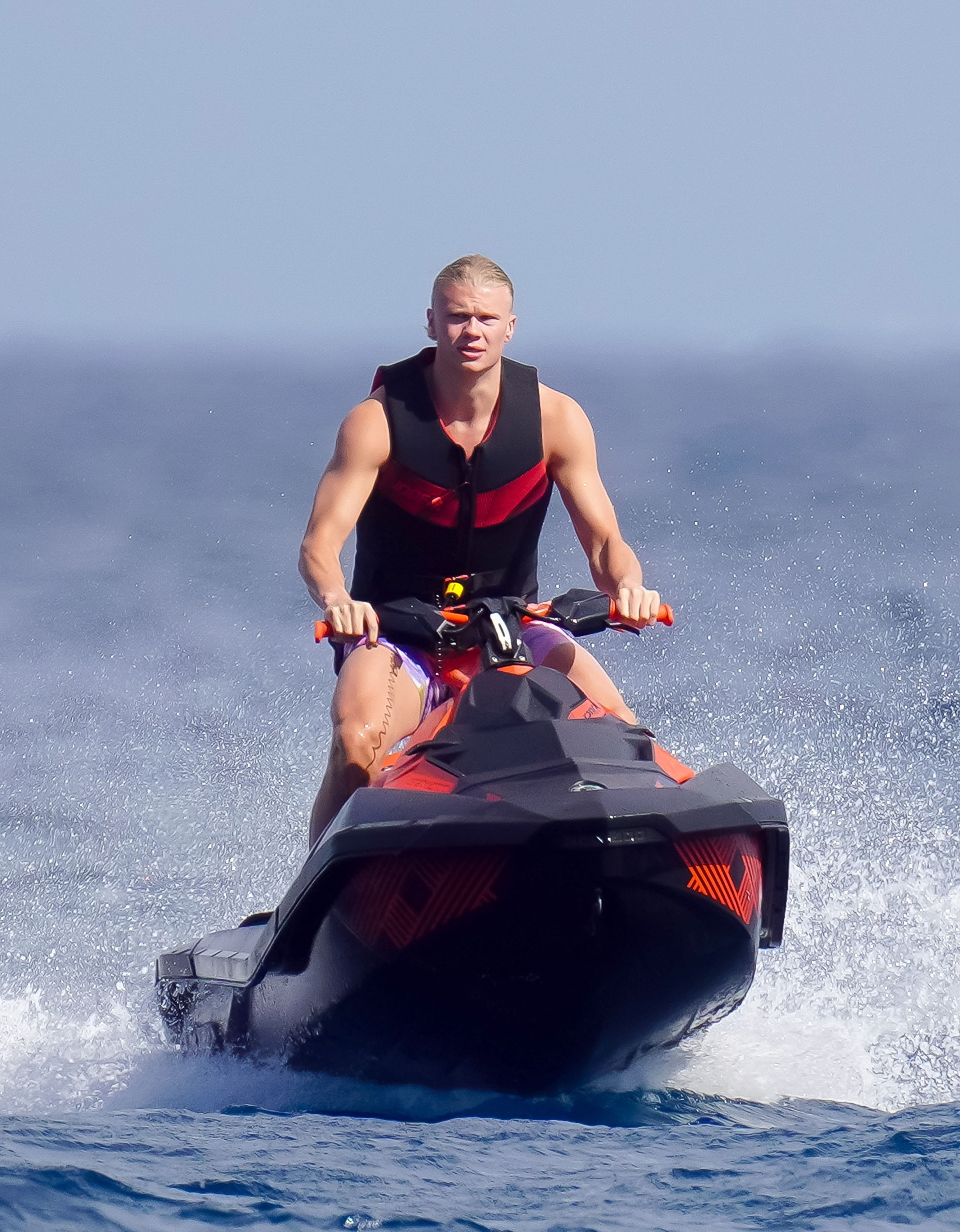 Erling fue fotografiado dando un paseo en moto acuática durante sus vacaciones.
