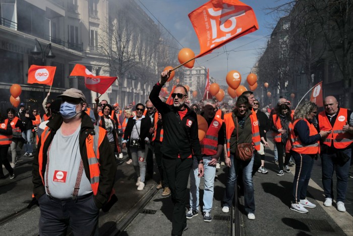 Sindicalistas de la CFDT en una marcha en Niza el año pasado como parte de una protesta contra las reformas al sistema de pensiones de Francia impulsadas por el gobierno de Macron.  