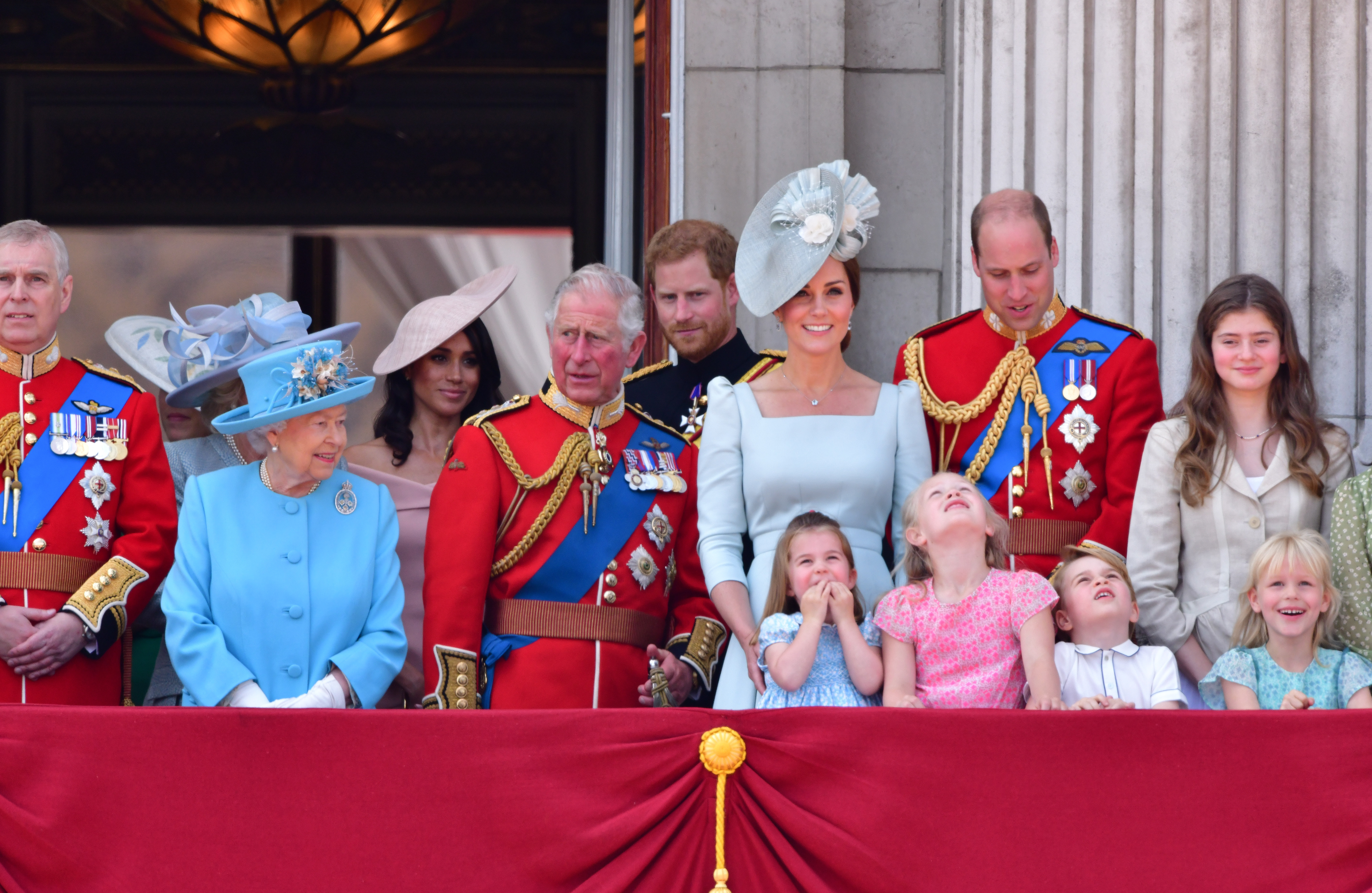 Harry y Meghan en el balcón del Palacio de Buckingham en 2018 con la difunta reina, el entonces príncipe Carlos, el príncipe William, la princesa Kate, la princesa Charlotte, el príncipe George y Andrew