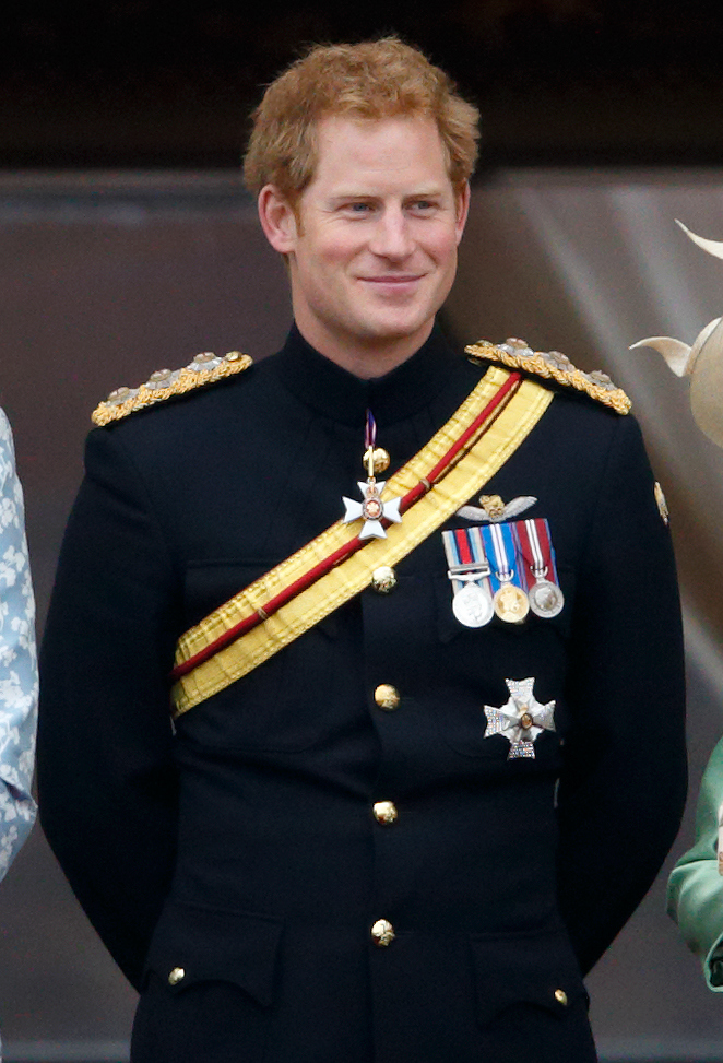 El príncipe Harry sonrió con orgullo en el desfile de 2015 mientras mostraba sus medallas militares.