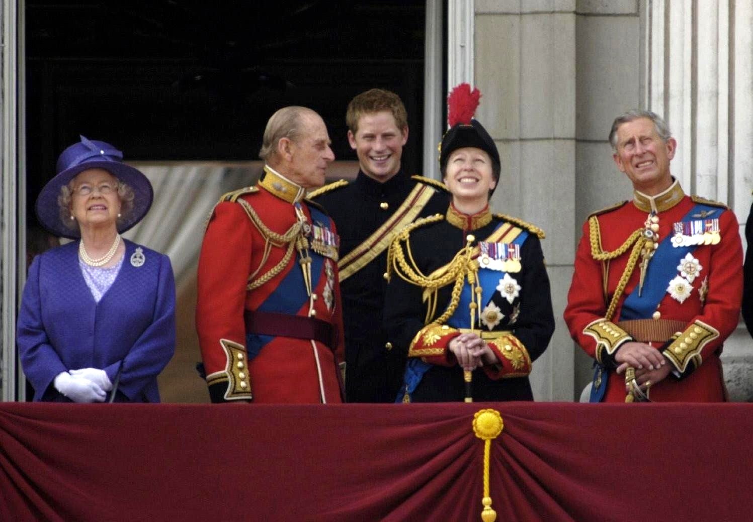 El príncipe Harry se ríe con el príncipe Felipe en Trooping the Colour en 2006