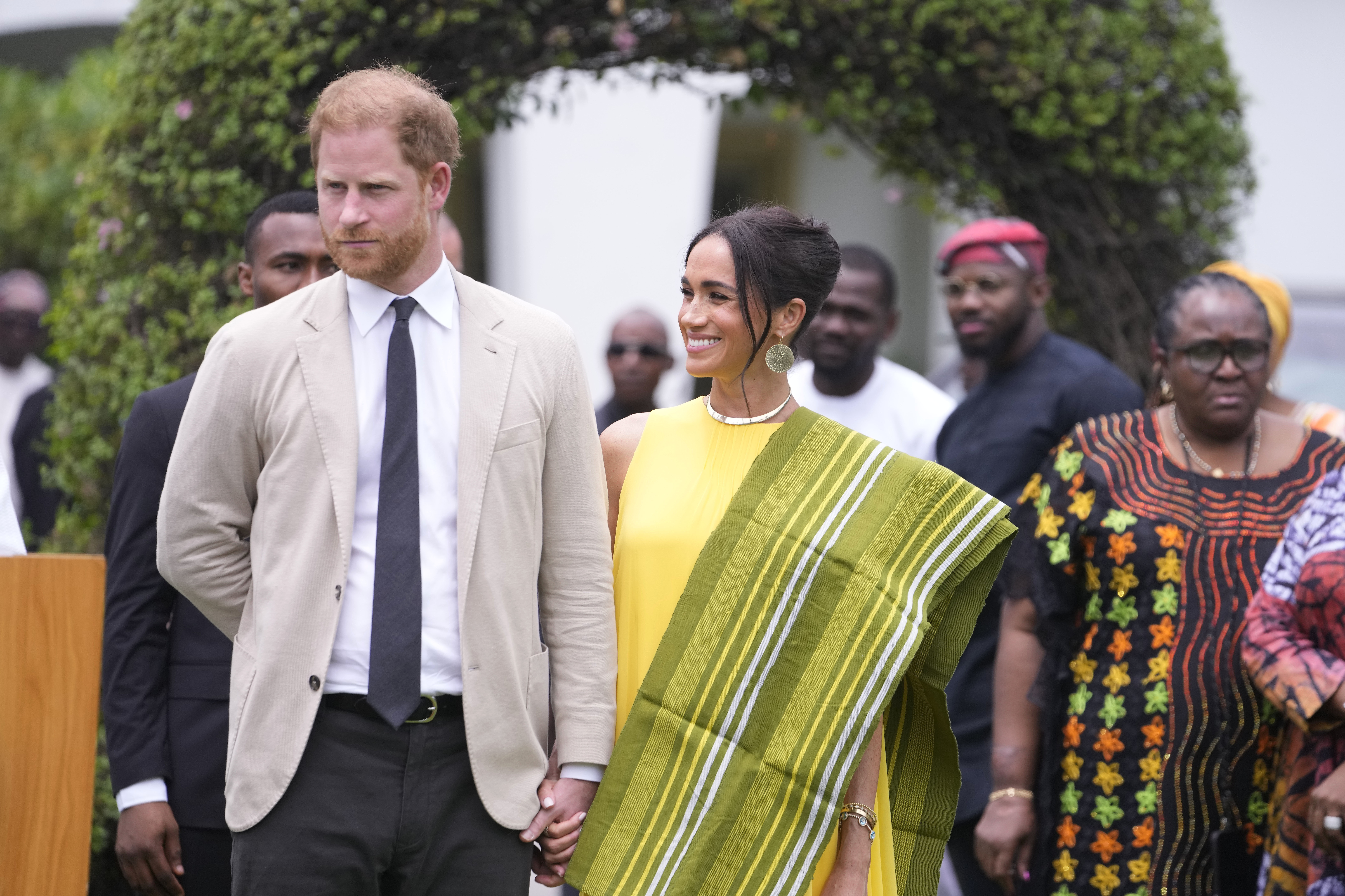 El príncipe Harry y Meg, fotografiados aquí durante un viaje a Nigeria en mayo, no viajarán al Reino Unido este fin de semana.