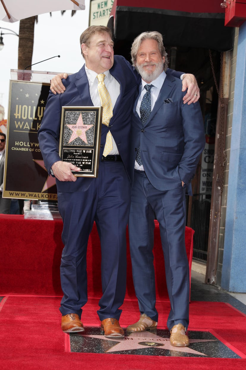 John Goodman y Jeff Bridges vistos en la ceremonia en honor a John Goodman con una estrella en el Hollywood Wa...
