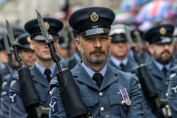 Miembros del Regimiento de la Royal Air Force con insignias de gorra bordadas con la nueva Corona Tudor durante la coronación del Rey en 2023.