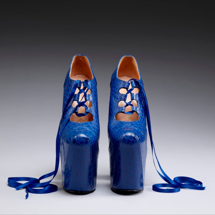 Un par de zapatos azules con plataformas de hasta 10 pulgadas de alto.