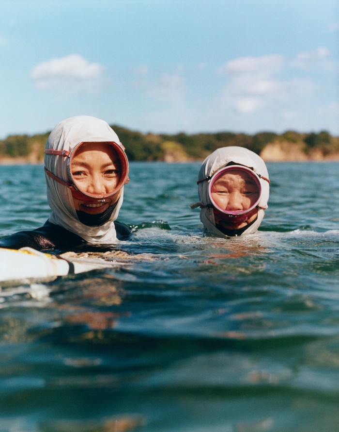 Los apneistas Naoko y Kimiyo en Ago Bay, Japón