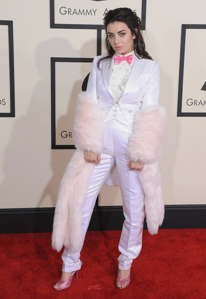 LOS ÁNGELES, CA - 08 DE FEBRERO: La cantante Charli XCX llega a la 57ª entrega de los GRAMMY en el Staples Center...